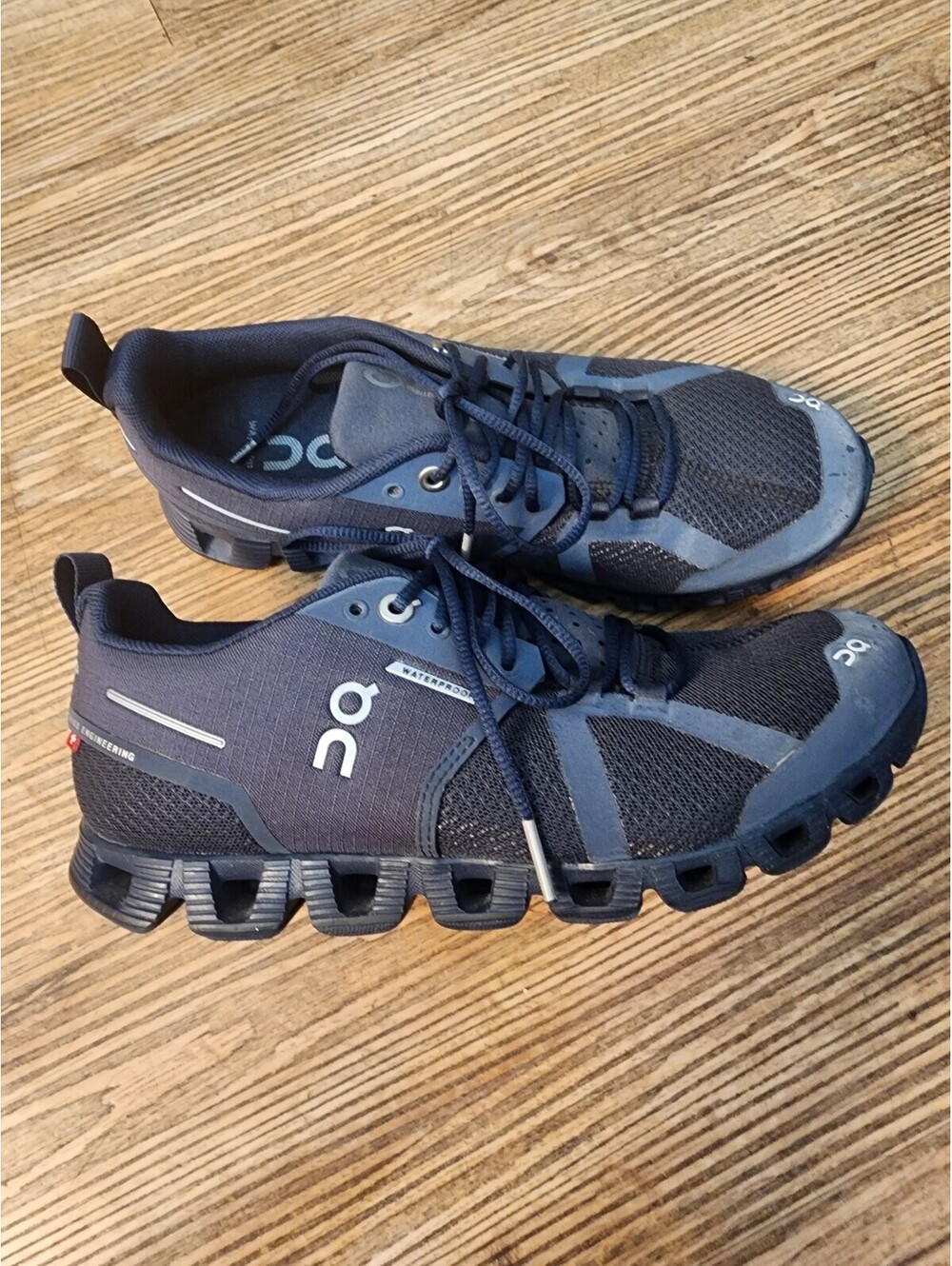 Size 5,5 WONEN'S  On Cloud Waterproof Running Shoes in Black and Gray,